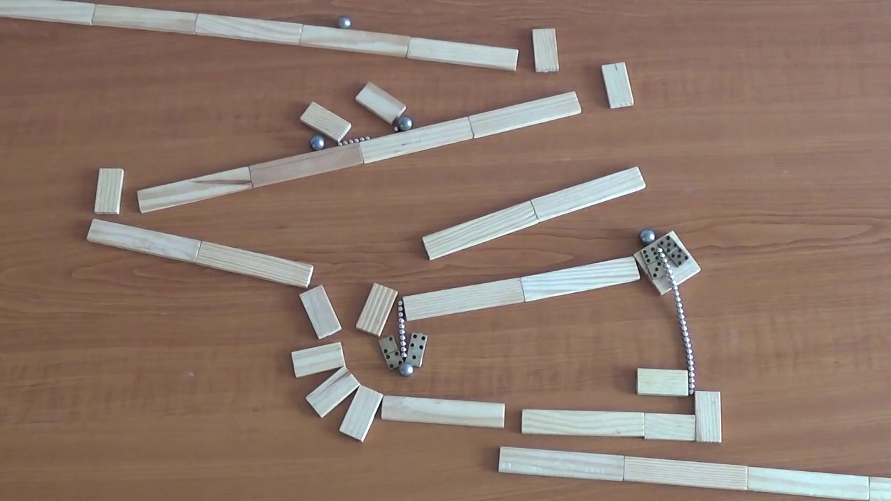 Une machine de Rube Goldberg avec billes et aimants, Brillant !