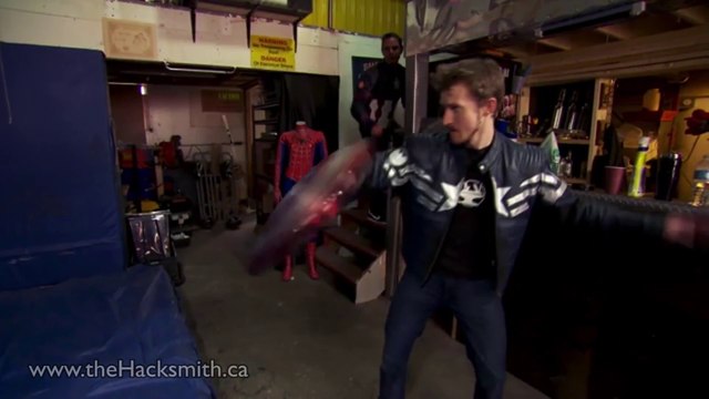 Il recrée le bouclier de Captain America en vrai ! Avec l'aimant pour le tenir !