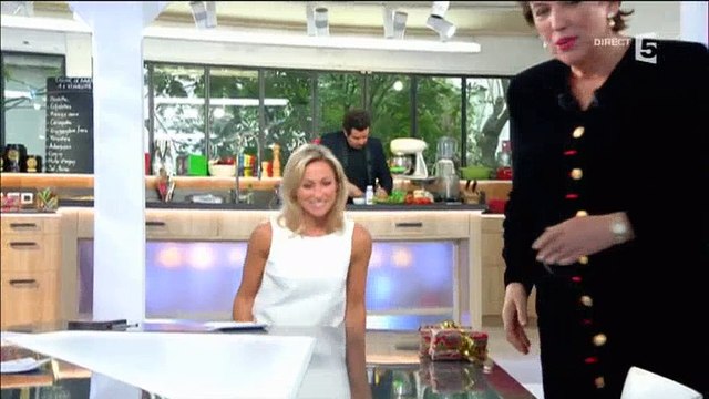 Le cadeau très étrange de Roselyne Bachelot à l'équipe de C à vous - Regardez