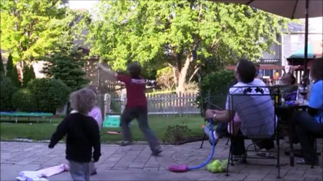 Ce gamin aurait mieux fait de regarder devant lui... Bim, grosse gamelle