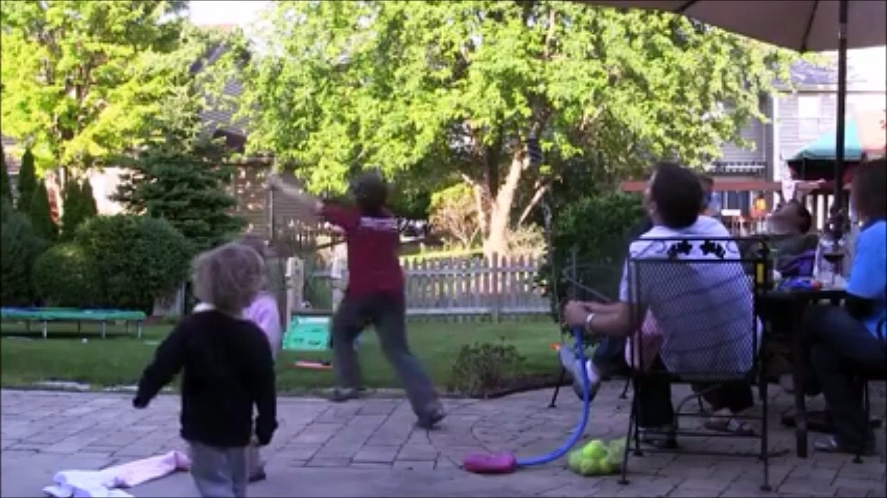 Ce gamin aurait mieux fait de regarder devant lui... Bim, grosse gamelle