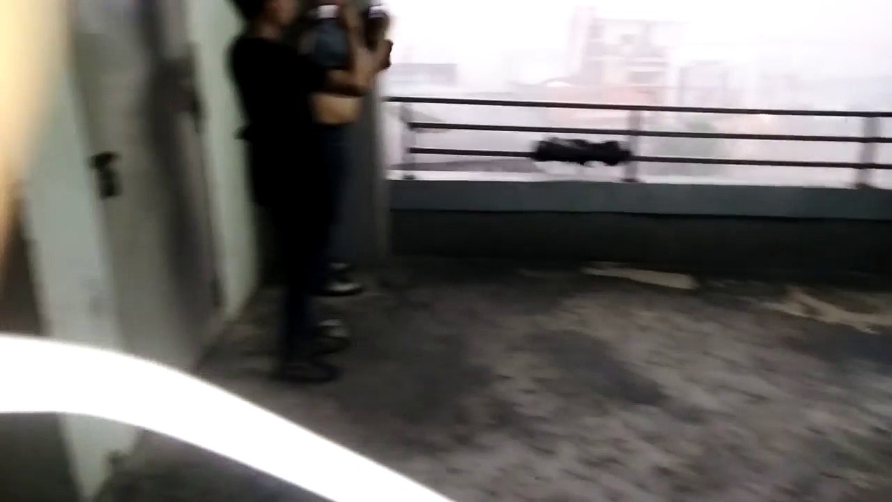 De forts vents arrachent un panneau publicitaire géant en Thailande