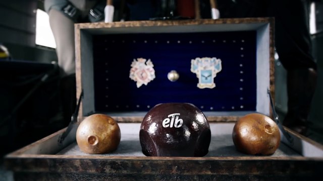 Des parachutistes réalisent une partie de Quidditch en chute libre