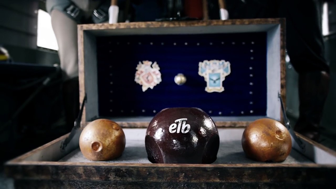 Des parachutistes réalisent une partie de Quidditch en chute libre