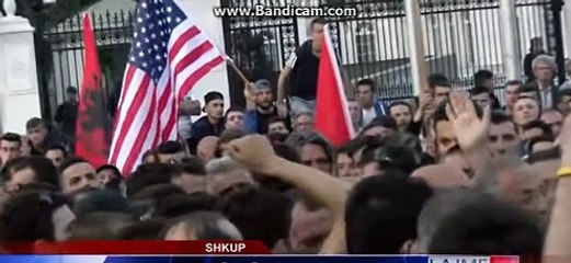 Protestuesit sulmojnë Selën