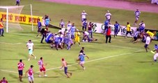 Brezilya'daki Futbol Maçında Saha Savaş Alanına Döndü