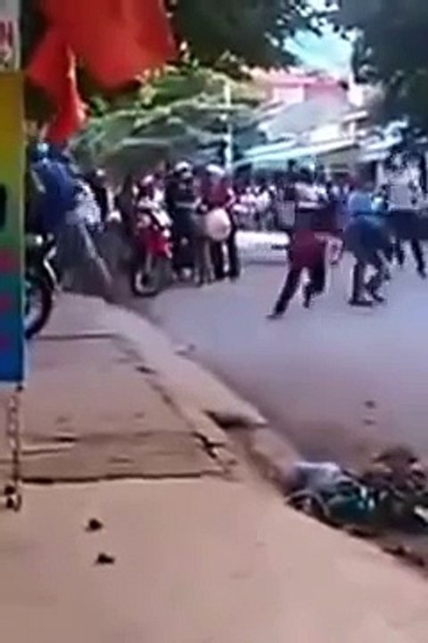 Giang Hồ Việt Nam Đánh Nhau Đẫm Máu Trên Đường Phố