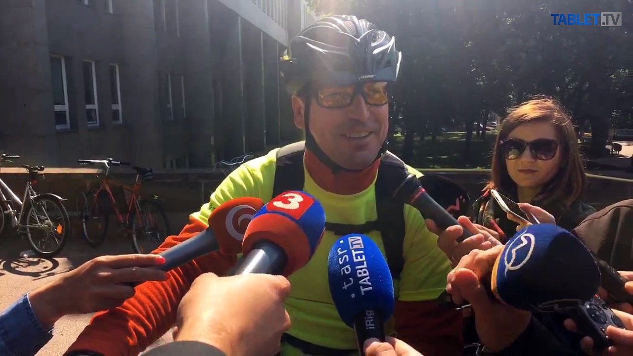 ZÁZNAM: Minister dopravy Brecely prišiel do práce na bicykli