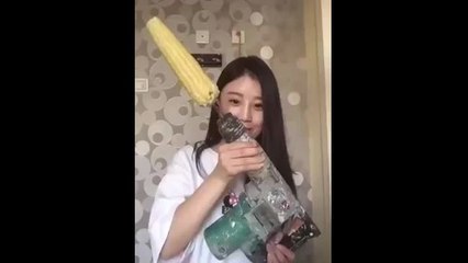Une fille mange du maïs avec une perceuse (fail)