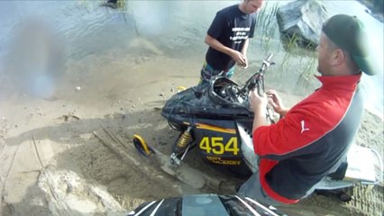 Une motoneige traverse un lac sans pilote