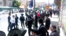 Des policiers sionnistes israliens frappent  des juifs orthodoxes !