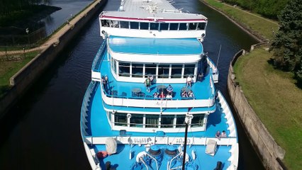 Красивый и большой корабль заходит в шлюз