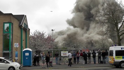 La démolition de cet immeuble va réserver une grosse surprise au caméraman