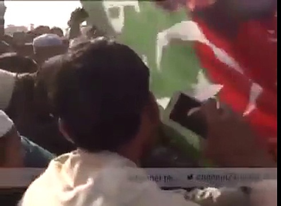 Shameful PTI Workers Misbehaving with Model Aini khan In PTI Peshawar Jalsa 9 may 2016
