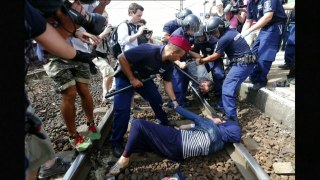 Chaos as police stop Hungary migrant train - BBC News