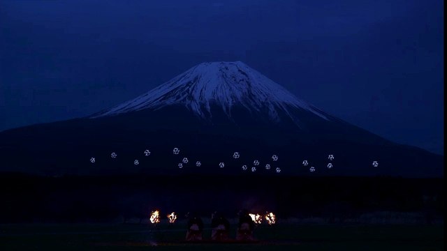 Espectacular baile de drones luminosos junto al monte Fuji