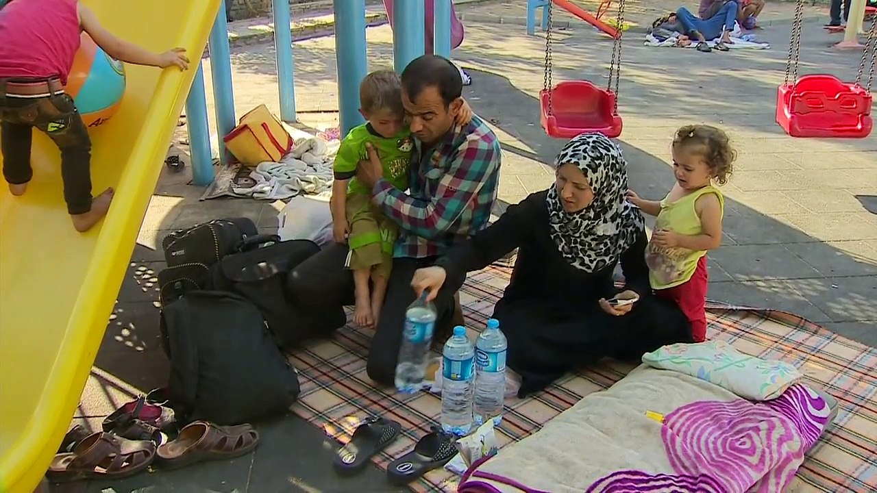 Migrant crisis: Secret film reveals people smugglers - BBC News