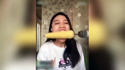 ¡Pierde pelo por comer maíz con un taladro!