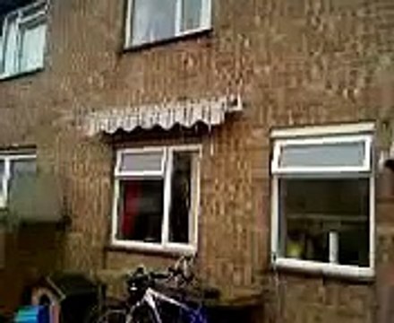 Ce taré saute du toit sans aucune protection