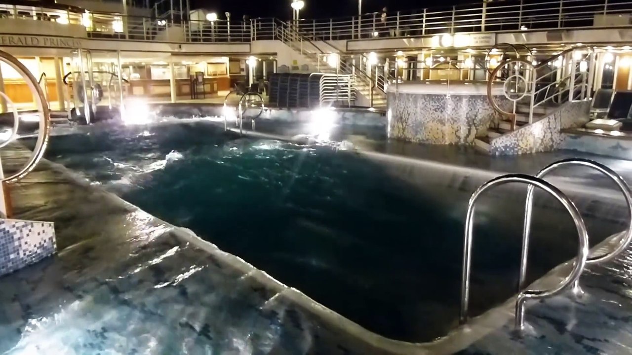La piscine d'un navire de croisière pendant une tempête