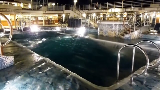 La piscine d'un navire de croisière pendant une tempête