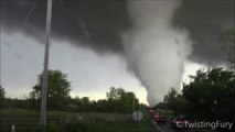 Suivez cette énorme tornade filmée aux Etats-Unis dans l'Oklahoma