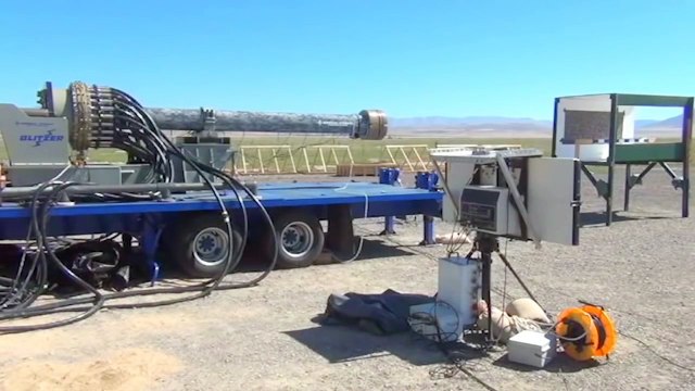 Ce canon tire des projectiles à vitesse supersonique