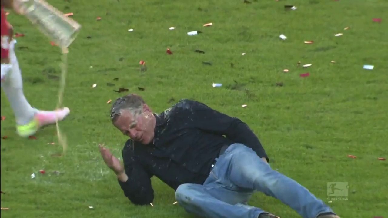 Quand l'entraineur de FOOT se claque la jambe en essayant d'échapper à la douche de bière après la victoire de son équipe : FAIL