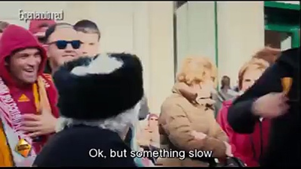 A 80 ans, elle danse une salsa dans la rue devant des regards ébahis