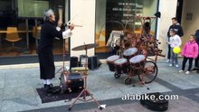 Il joue des percussions d'une manière très étrange ! Voici un vrai artiste !