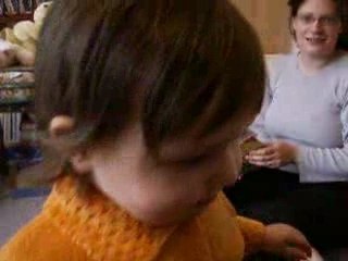 Laure ne veut pas lire avec maman