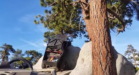 Régis grimpe un rocher avec un buggy