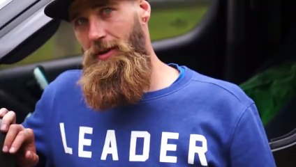 Il fait une descente de nuit sur sa planche de longboard et frôle les 100 km/h !