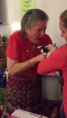 Des élèves font une belle surprise à leur professeur pour son anniversaire