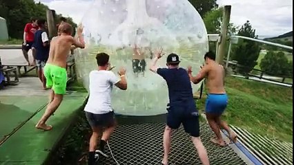 Ils recréent la scène d'Indiana Jones en vrai avec une boule gonflable géante