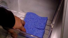 Ele coloca esponjas no fundo do frigorífico... Quando vires a razão vais logo fazer o mesmo! Genial!