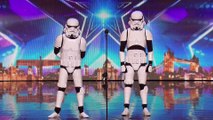 Des Storm Troopers Star Wars dansent dans l'émission Incroya