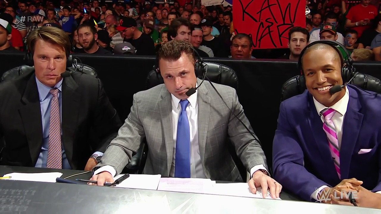 Xavier Woods & the UpUpDownDown squad dig into Pizza Huts Bacon Stuffed-Crust Pizza: May 9, 2016