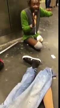 Des policiers de Lyon humilient un homme amputé d'un bras et des jambes.