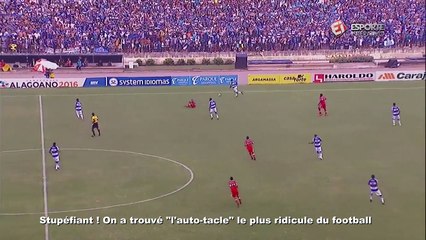 Un joueur de Foot s'auto-tacle et c'est tellement ridicule