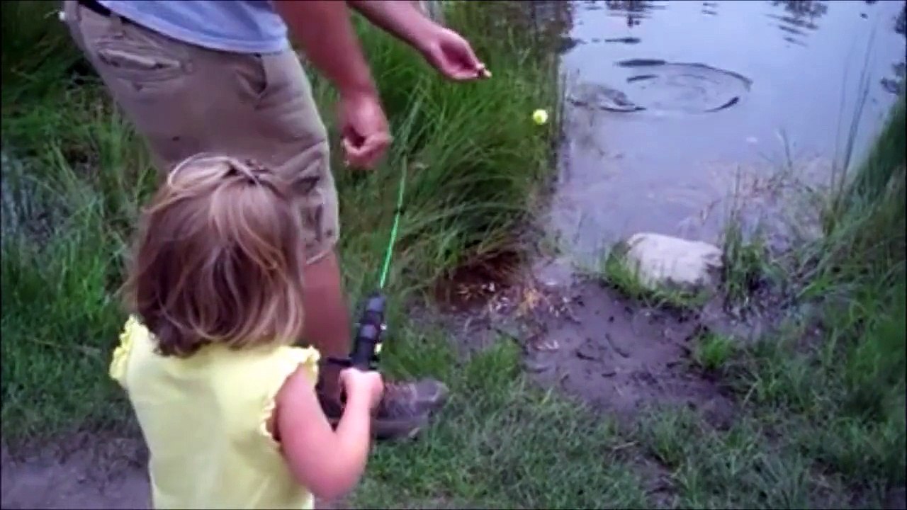 Une fillette peche son premier poisson et se barre en couran