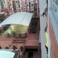 Un homme risque sa vie pour sauver un chien coincé dans un balcon.