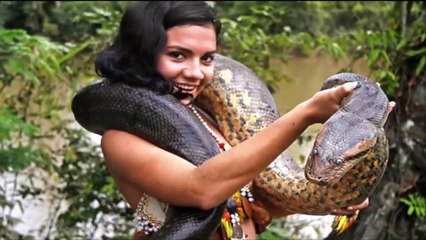 اناس يربون الأناكوندا العملاقة كحيوان أليف في منازلهم !