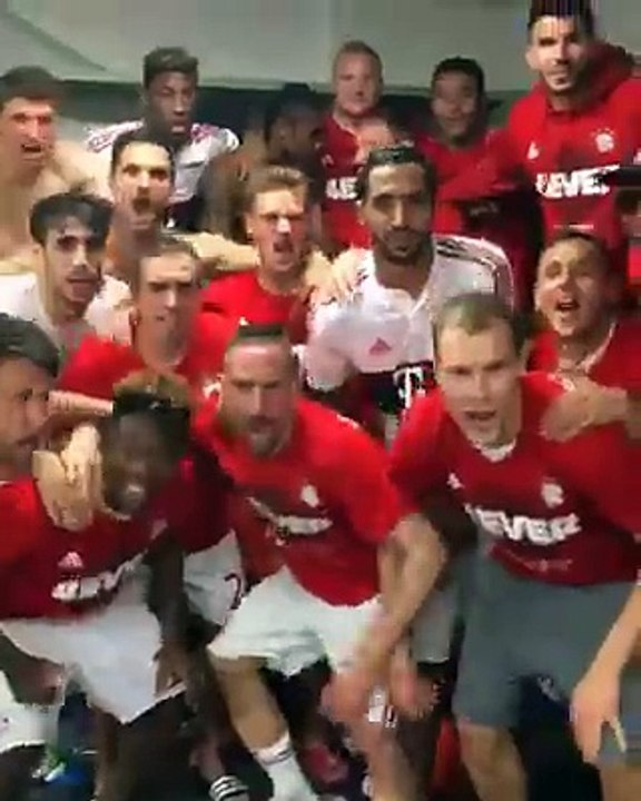 Các cầu thủ Bayern Munich hát mừng Vô địch Bundesliga 2015/16