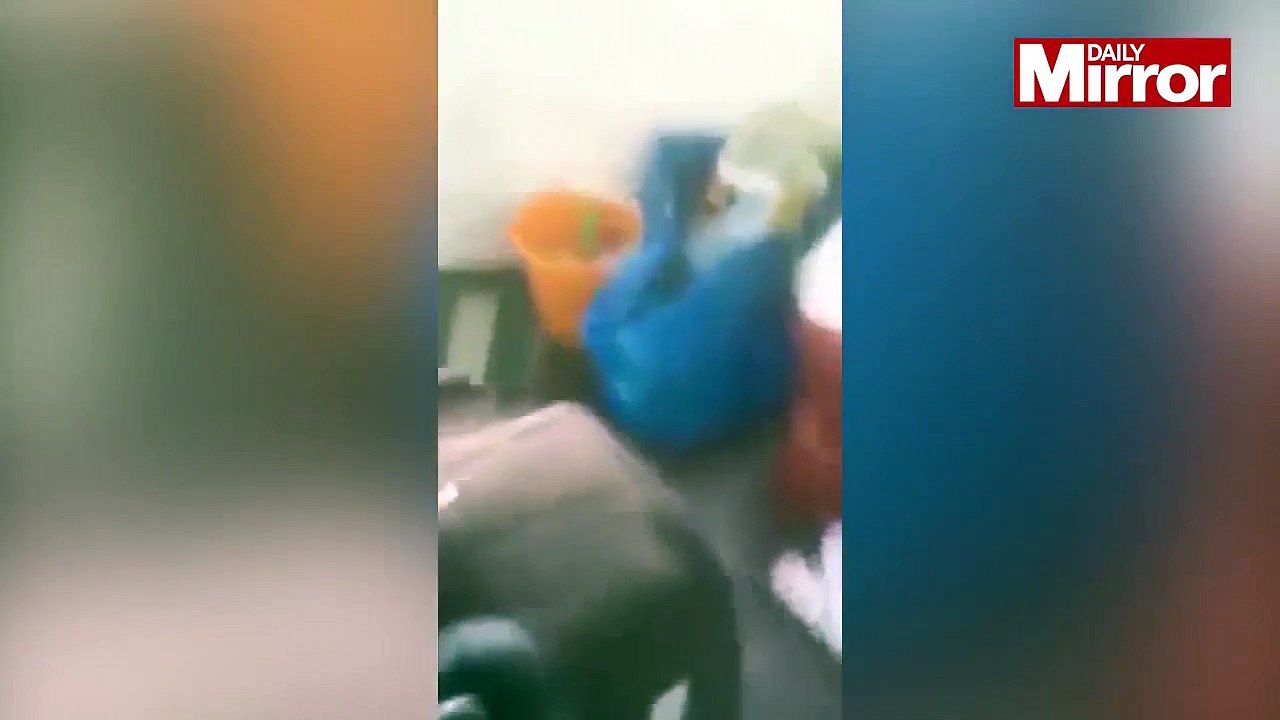 Il jette sa femme dehors après qu'elle l'ait trompée. Aller dehors!!!!