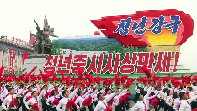 عرض ضخم في بيونغ يانغ لتكريم كيم جونغ-اون