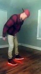 Fail instantané pour ce jeune breakdancer  qui n'aura pas l'occasion de nous faire sa démo...