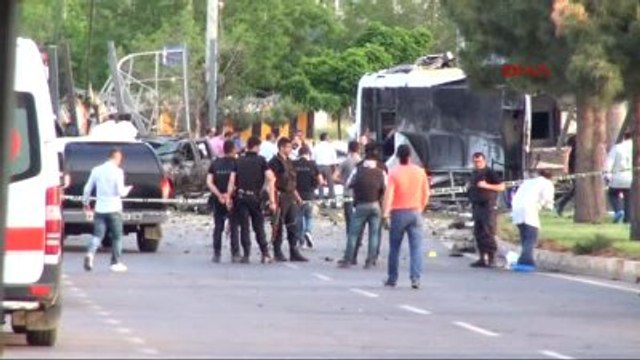 Diyarbakır'da PKK'lı Şüphelileri Sağlık Kontrolüne Götüren Polis Aracına Bombalı Saldırı