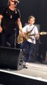 Jean-Louis Aubert invite un enfant à jouer de la guitare en