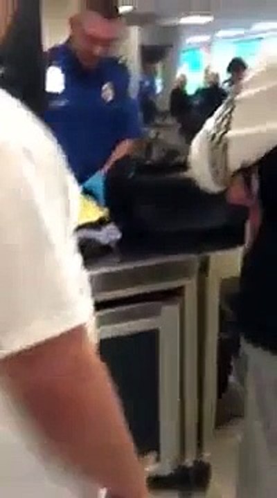 Il passe la douane à l'aéroport avec un gode dans le sac bla